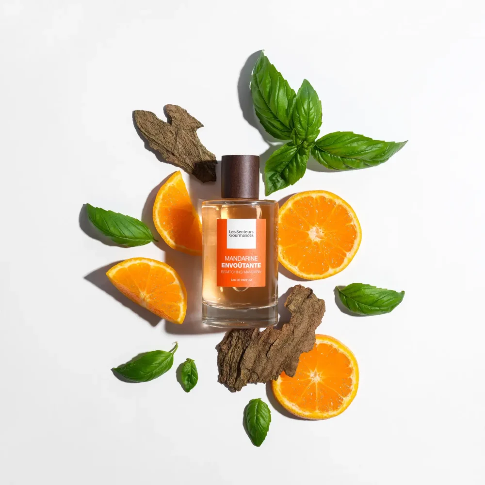 MANDARINE ENVOÛTANTE, un parfum hespéridé aromatique qui capture la vivacité de la mandarine et la fraîcheur du basilic dans un sillage boisé sec pour une touche sophistiquée.

