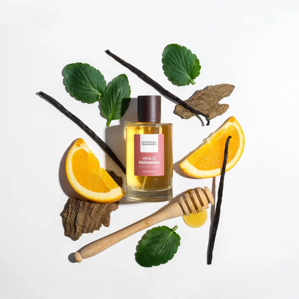 VANILLE PATCHOULI, une fragrance intrigante et sensuelle où la fraîcheur des agrumes s’allie à la douceur boisée et gourmande du patchouli et du musc.