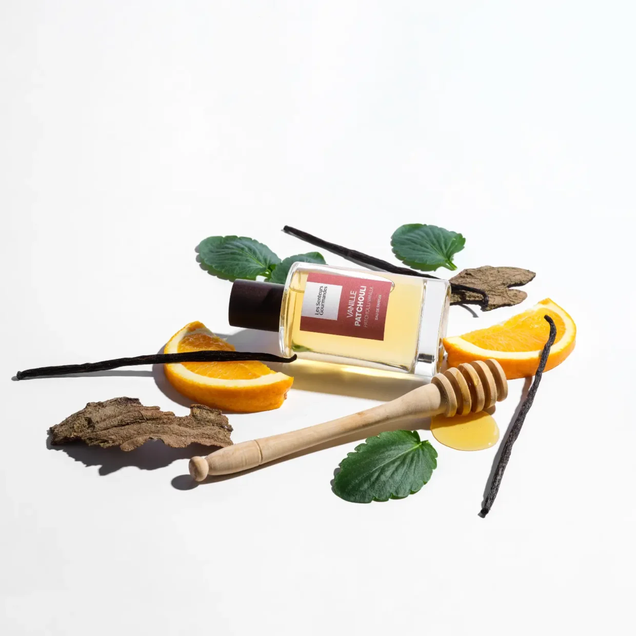 VANILLE PATCHOULI, une fragrance intrigante et sensuelle où la fraîcheur des agrumes s’allie à la douceur boisée et gourmande du patchouli et du musc.