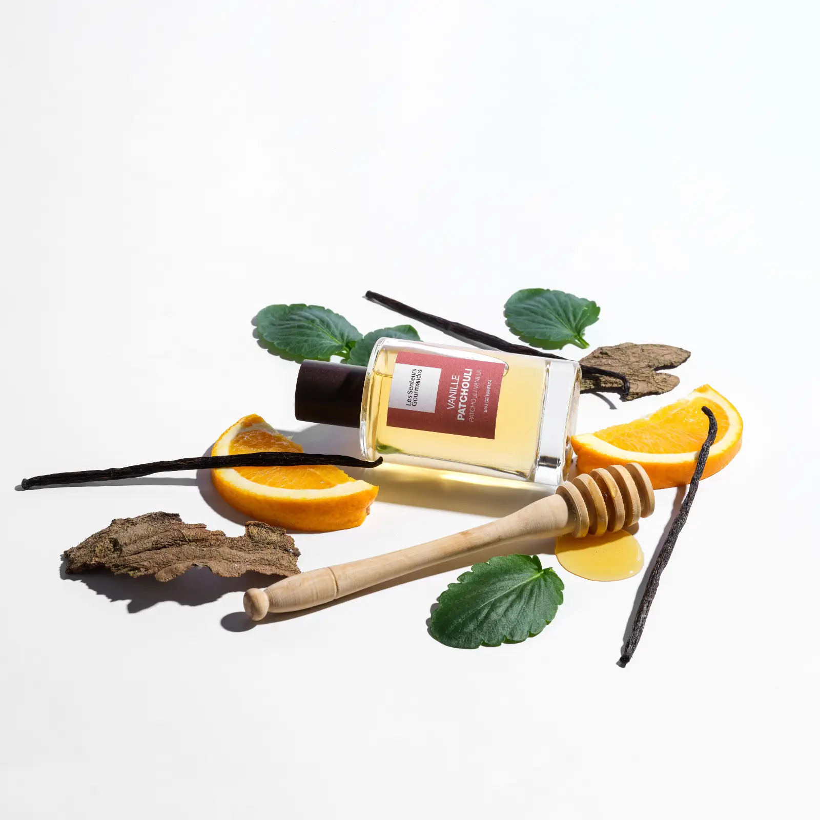 VANILLE PATCHOULI, une fragrance intrigante et sensuelle où la fraîcheur des agrumes s’allie à la douceur boisée et gourmande du patchouli et du musc.