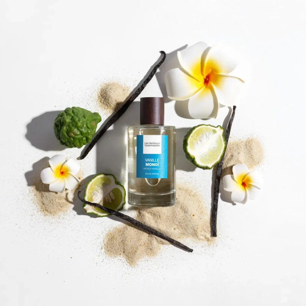 VANILLE MONOÏ, une fragrance qui capture l’essence de l’été. Les notes de tête de bergamote et de petit grain offrent une ouverture vivifiante, évoquant les journées ensoleillées.