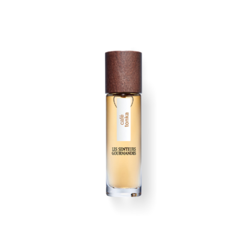 Découvrez Café Tonka : café, bergamote et cacao pour une ouverture sucrée. Freesia, patchouli et bois de cèdre pour une touche florale.