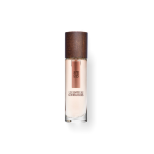Découvrez Rose Oud : safran, feuille de rosier et cardamome pour une richesse épicée. Rose, jasmin et géranium, bois de santal pour une luxuriance florale.