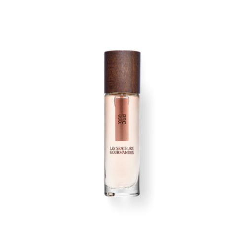 Découvrez Rose Oud : safran, feuille de rosier et cardamome pour une richesse épicée. Rose, jasmin et géranium, bois de santal pour une luxuriance florale.