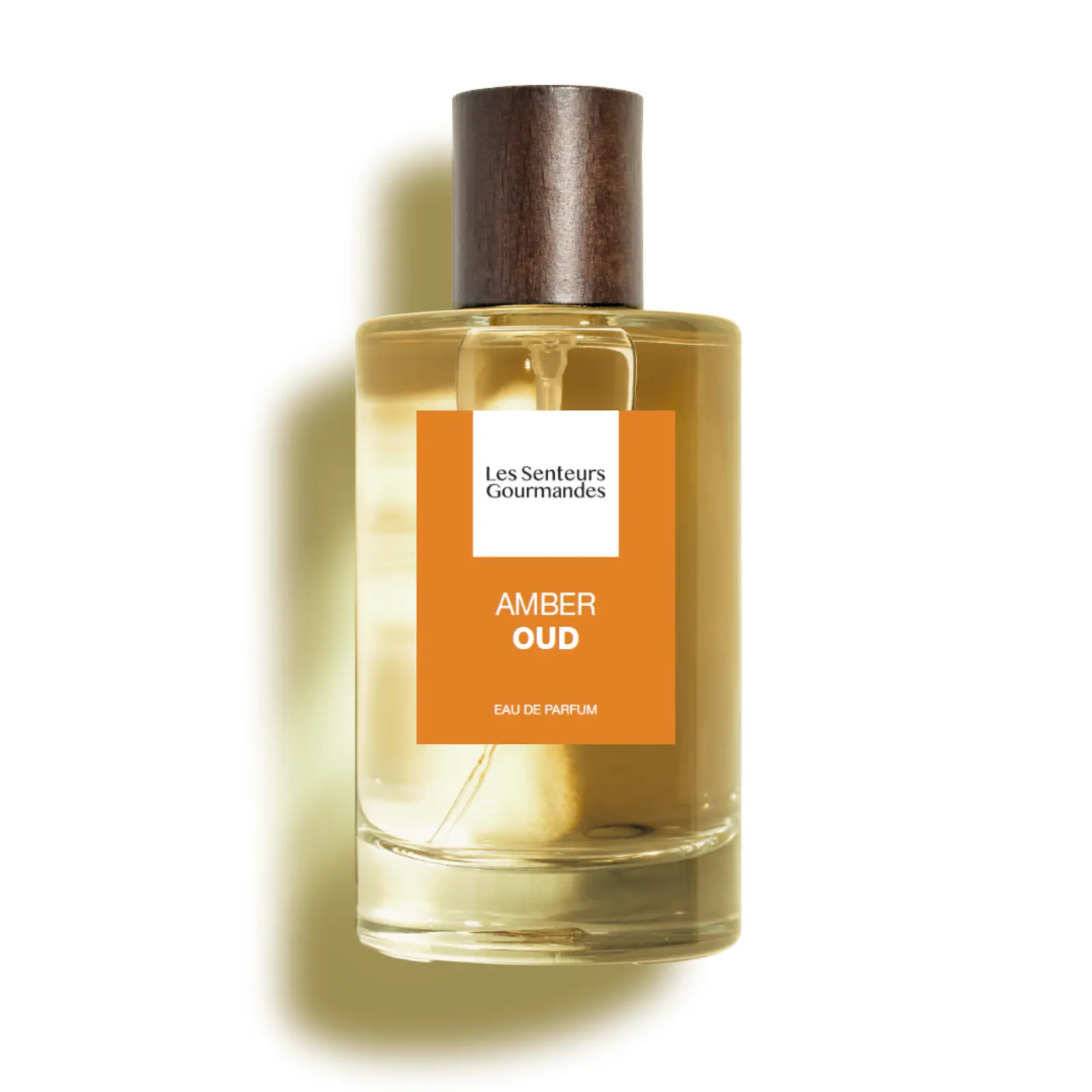AMBER OUD, l’énergie vive de la bergamote et la délicatesse de la rose, rencontre la sensualité du oud et de l’ambre, pour un parfum boisé oriental fascinant.