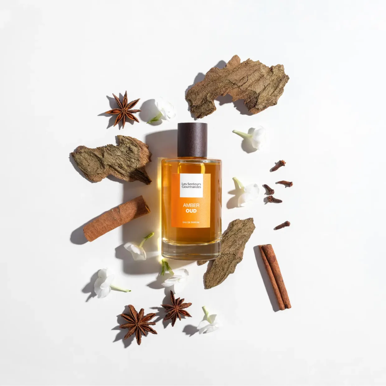 AMBER OUD, the lively energy of bergamot and the delicacy of rose meet the sensuality of oud and amber for a fascinating oriental woody fragrance.