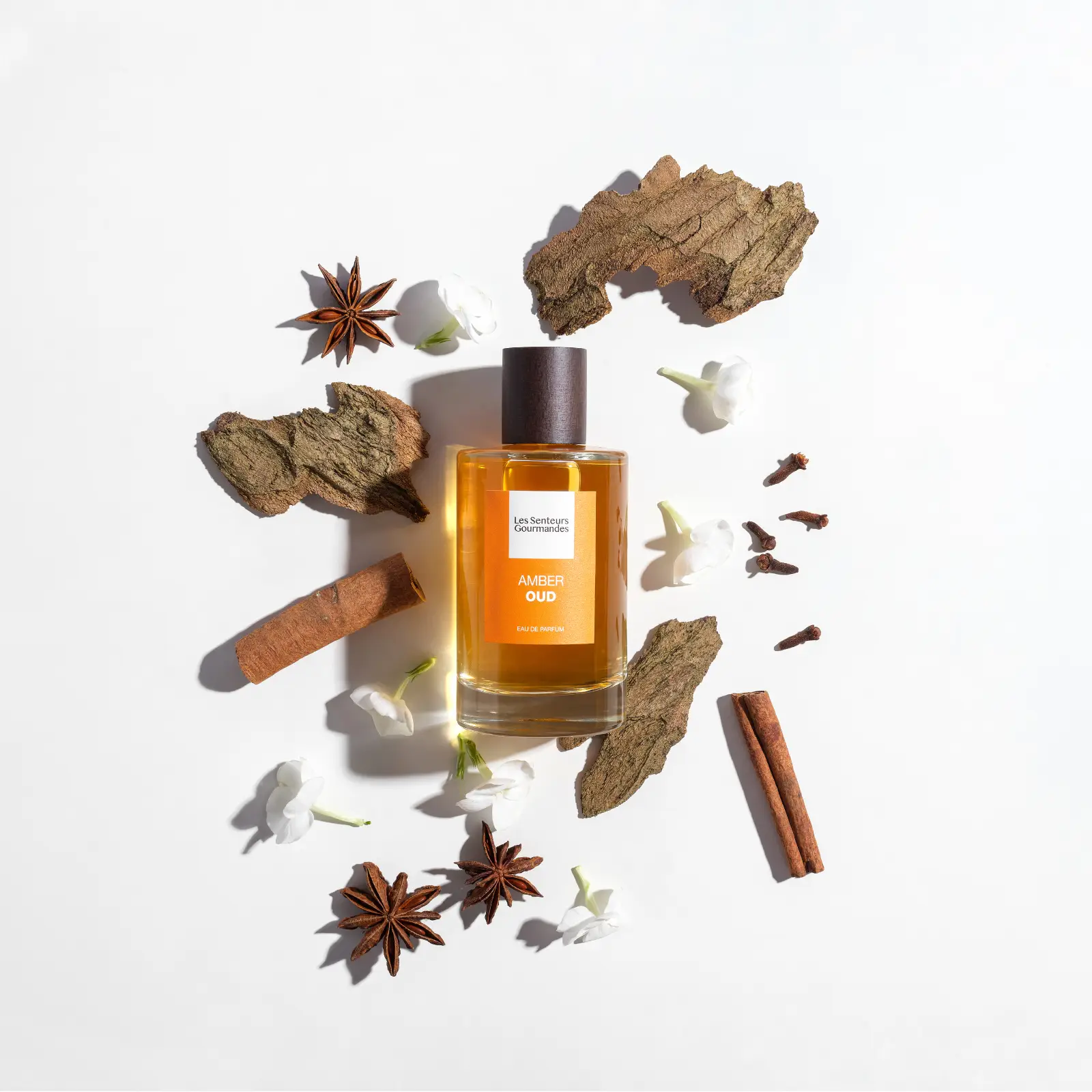 AMBER OUD, l’énergie vive de la bergamote et la délicatesse de la rose, rencontre la sensualité du oud et de l’ambre, pour un parfum boisé oriental fascinant.