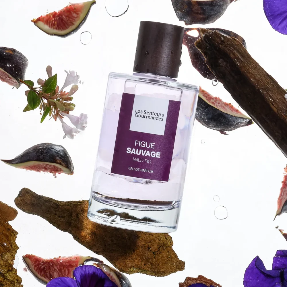 FIGUE SAUVAGE, un parfum fruité chypré puissant avec des notes de figue et d'orange, soutenues par l'intensité du musc et du santal.