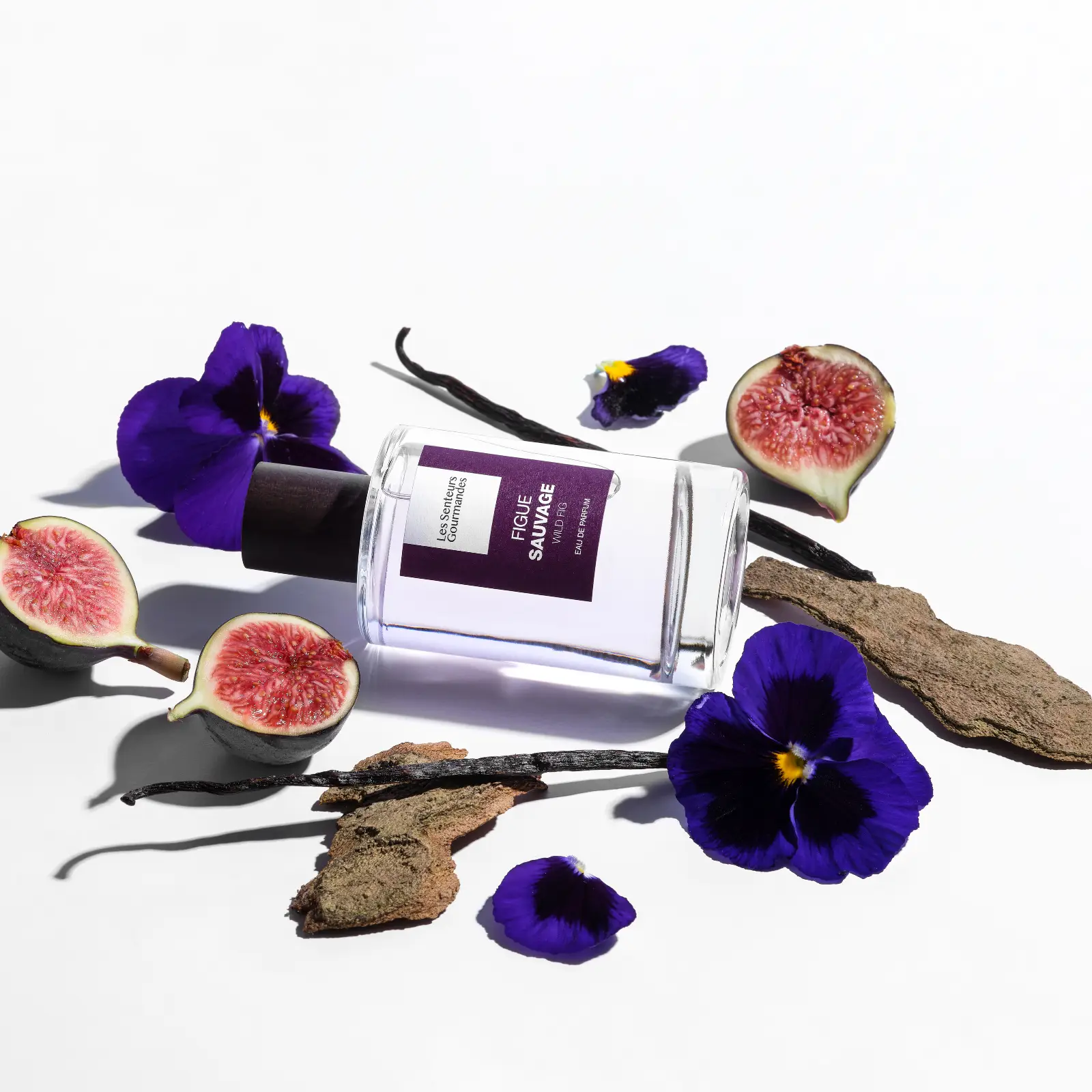 FIGUE SAUVAGE, un parfum fruité chypré puissant avec des notes de figue et d'orange, soutenues par l'intensité du musc et du santal.
