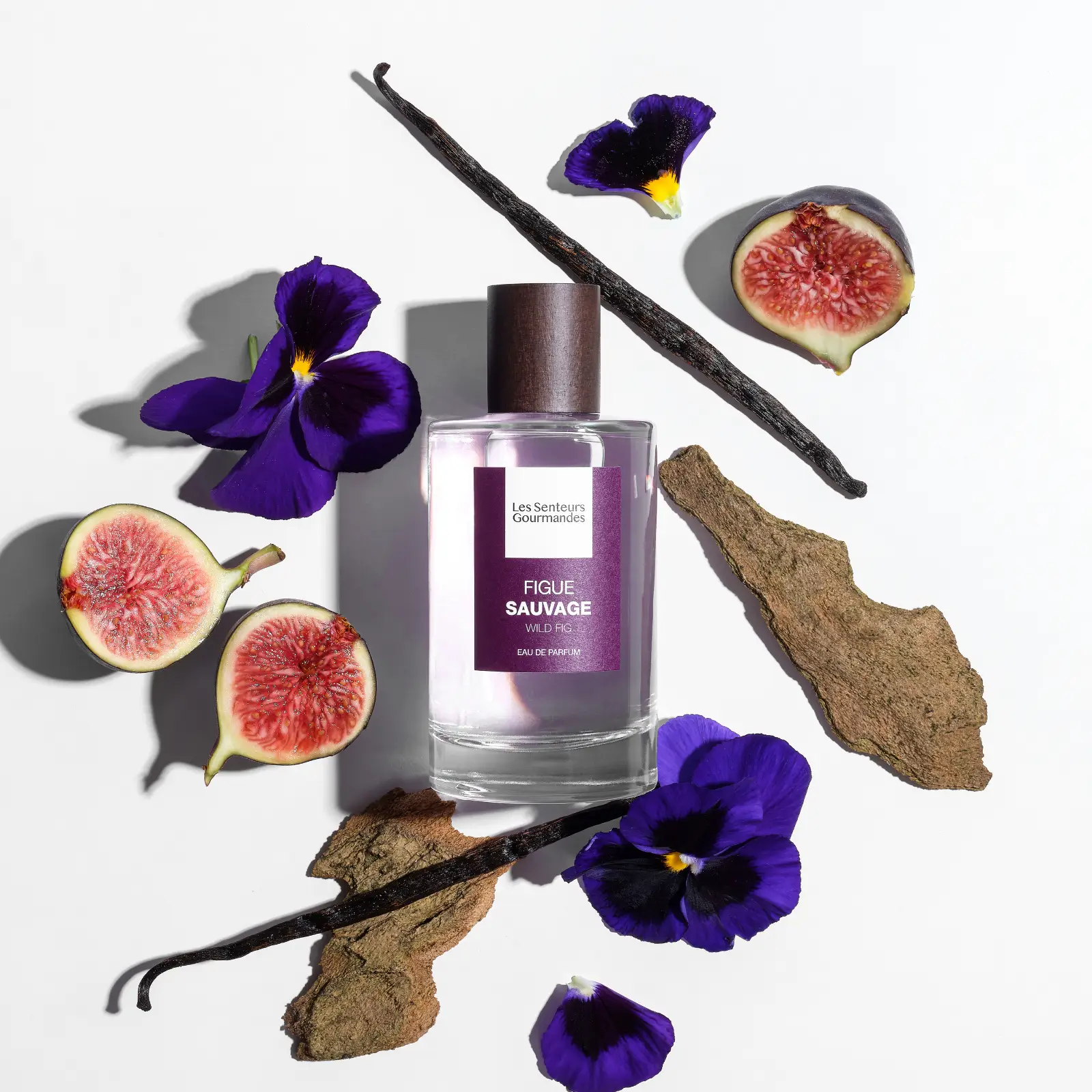 FIGUE SAUVAGE, un parfum fruité chypré puissant avec des notes de figue et d’orange, soutenues par l’intensité du musc et du santal.