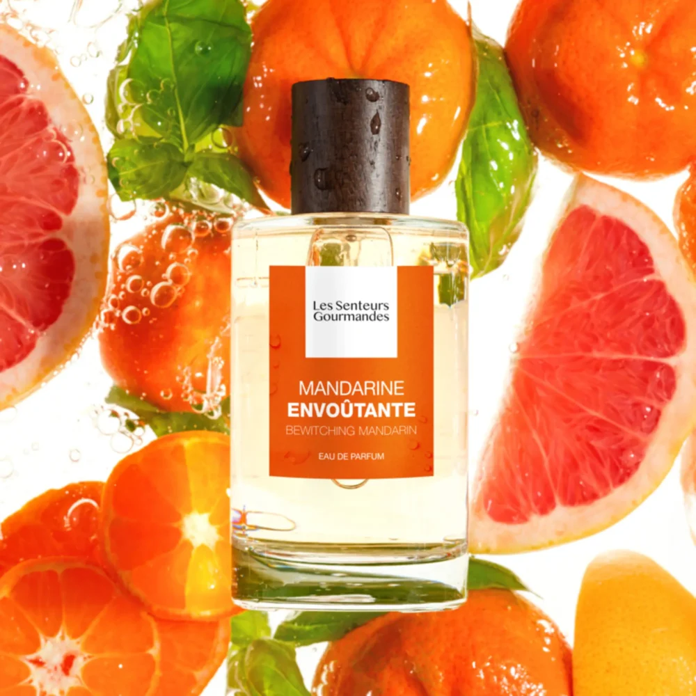 MANDARINE ENVOÛTANTE, un parfum hespéridé aromatique qui capture la vivacité de la mandarine et la fraîcheur du basilic dans un sillage boisé sec pour une touche sophistiquée.