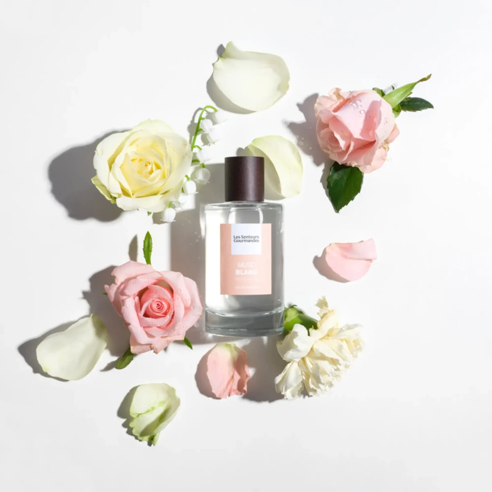 MUSC BLANC, un parfum floral musqué qui révèle la pureté du muguet, la sophistication de la rose et la douceur du musc blanc.