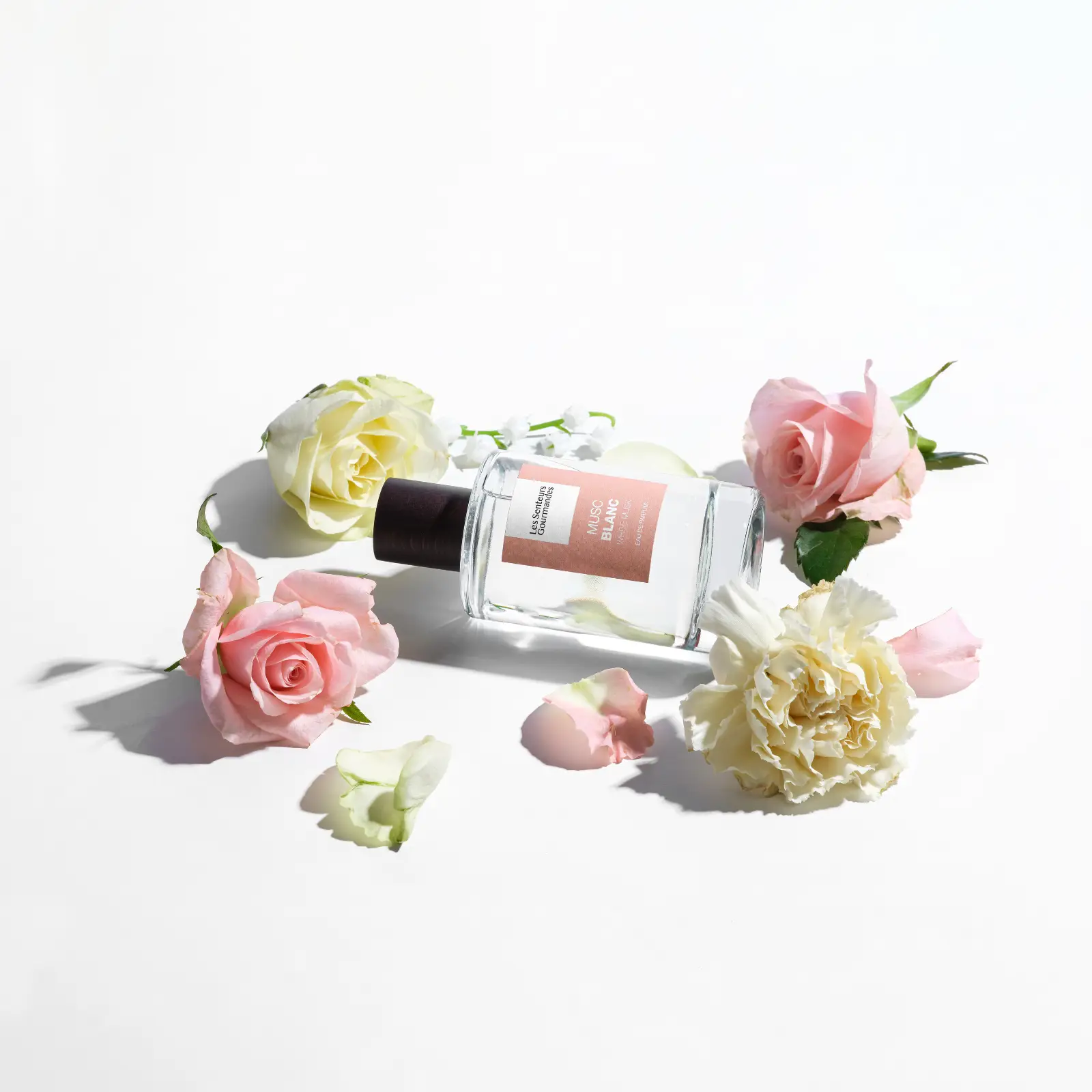 MUSC BLANC, un parfum floral musqué qui révèle la pureté du muguet, la sophistication de la rose et la douceur du musc blanc.