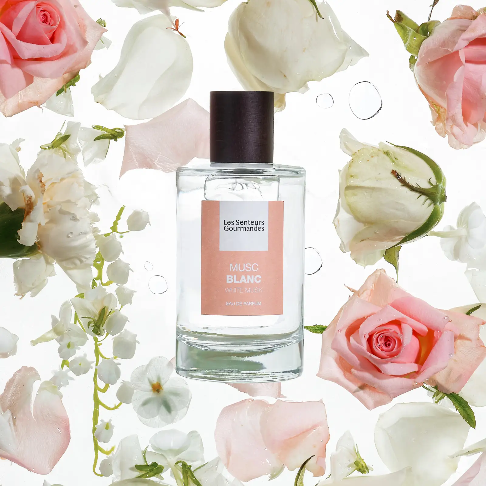 MUSC BLANC, un parfum floral musqué qui révèle la pureté du muguet, la sophistication de la rose et la douceur du musc blanc.