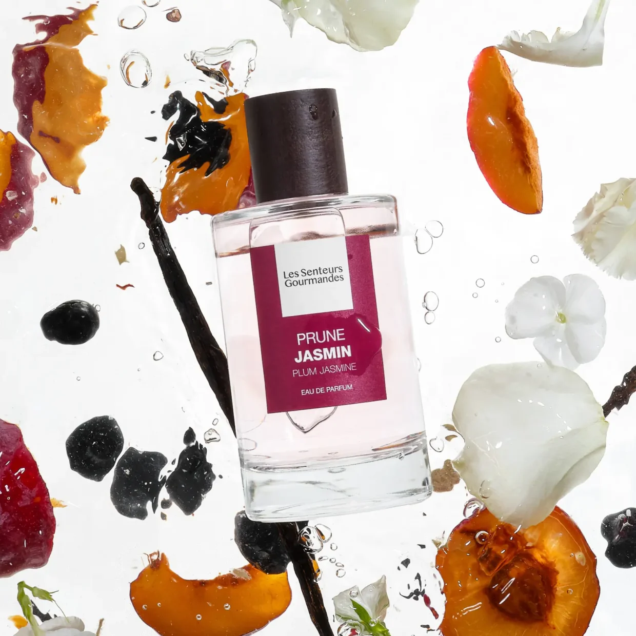 PRUNE JASMIN, the sweet softness of plum and blackcurrant meets the elegance of jasmine, wrapped in the warmth of vanilla and musk, for a captivating fruity floral fragrance.