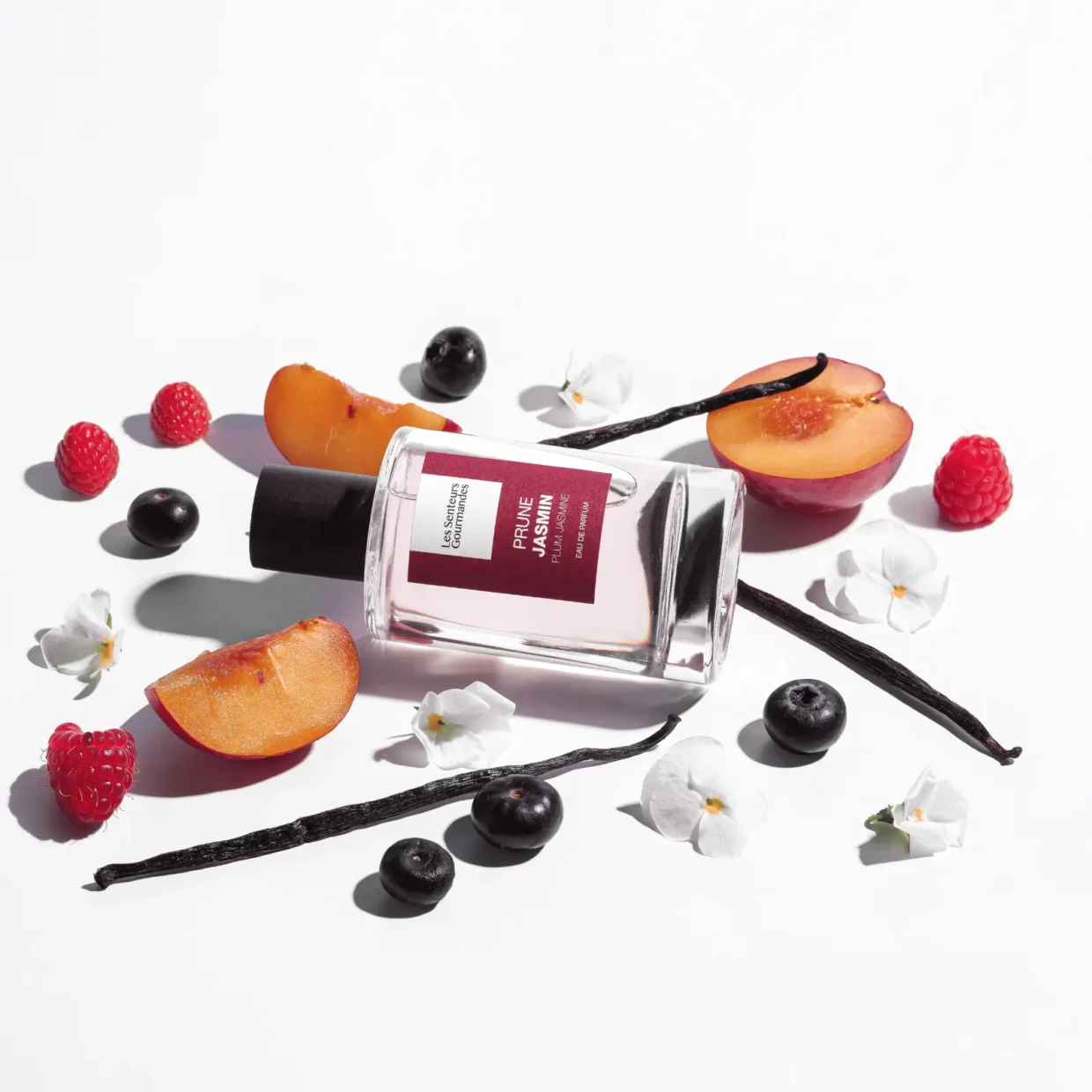 PRUNE JASMIN, the sweet softness of plum and blackcurrant meets the elegance of jasmine, wrapped in the warmth of vanilla and musk, for a captivating fruity floral fragrance.