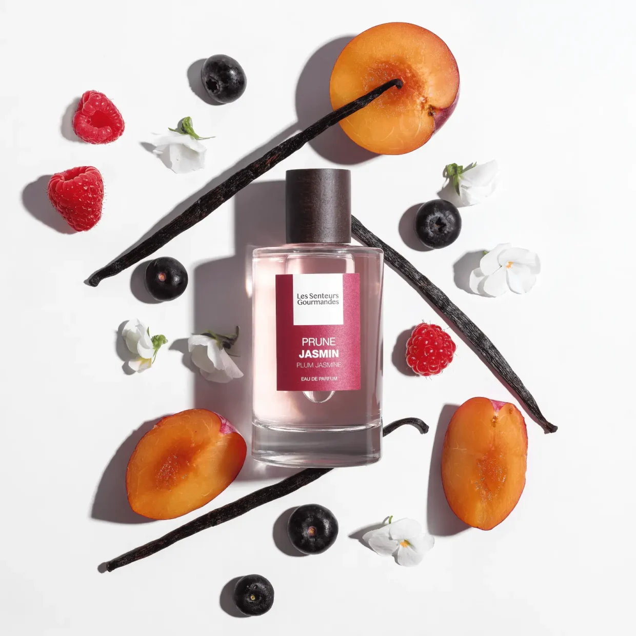 PRUNE JASMIN, la douceur sucrée de la prune et du cassis rencontre l'élégance du jasmin, enveloppée par la chaleur de la vanille et du musc, pour un parfum fruité floral envoûtant.