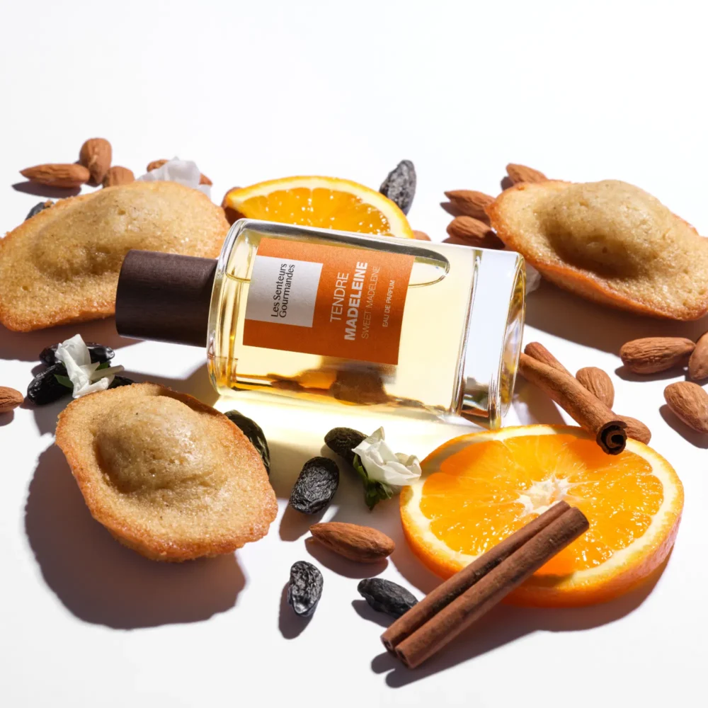 TENDRE MADELEINE, une harmonie gourmande et épicée où la vivacité des agrumes se mêle à la douceur de l'amande et à la chaleur enveloppante de la cannelle et de la vanille.