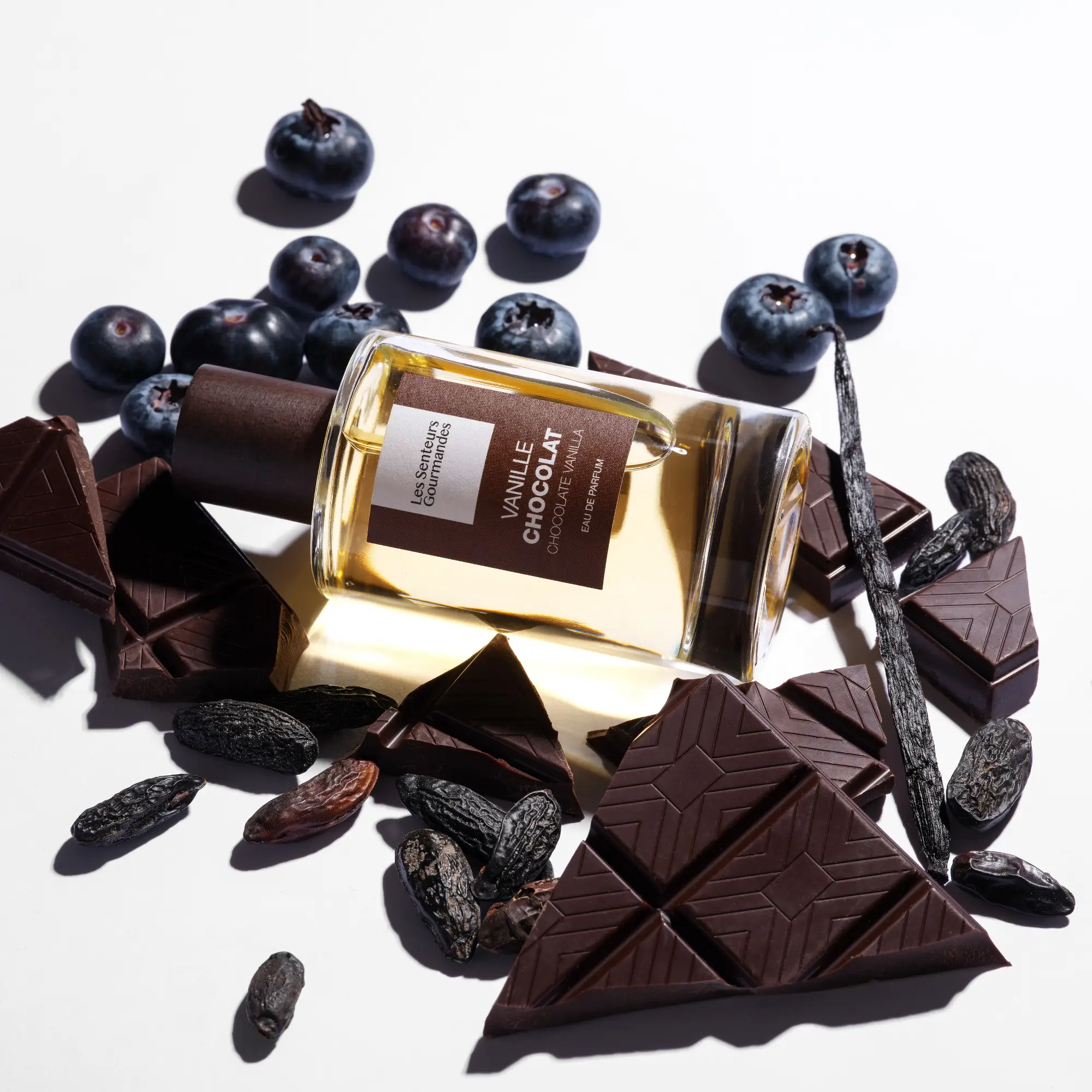 VANILLE CHOCOLAT, un parfum gourmand épicé qui éveille les sens avec des accords vibrants de fruits et de fleurs, une touche épicée de noix de muscade et de cumin, le tout enveloppé par une vanille et un chocolat profonds.
