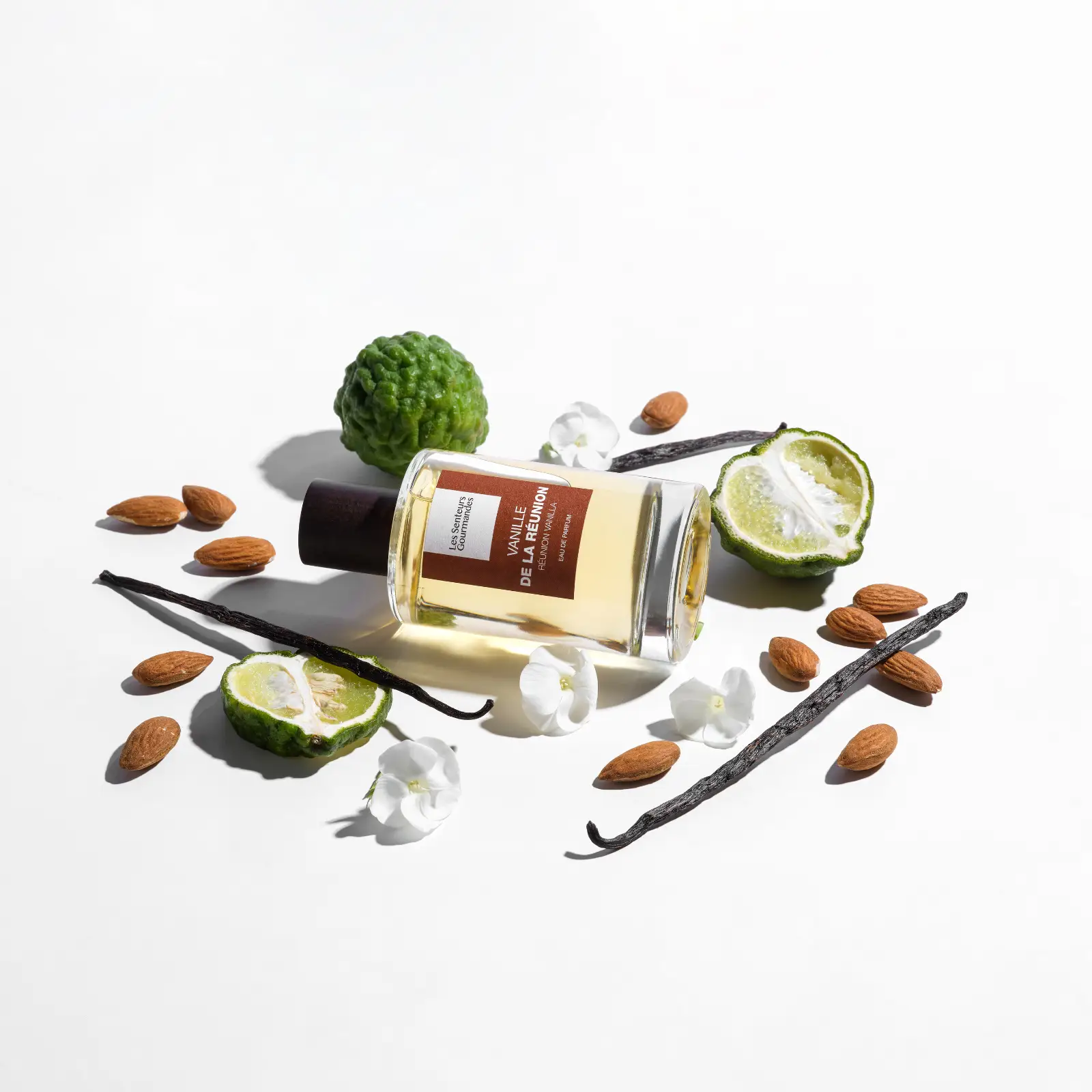 VANILLE DE LA RÉUNION, un parfum gourmand vanillé qui célèbre la richesse et la chaleur enveloppante de la vanille, harmonieusement entrelacée avec des notes fraîches d’agrumes et la tendresse délicate des fleurs.