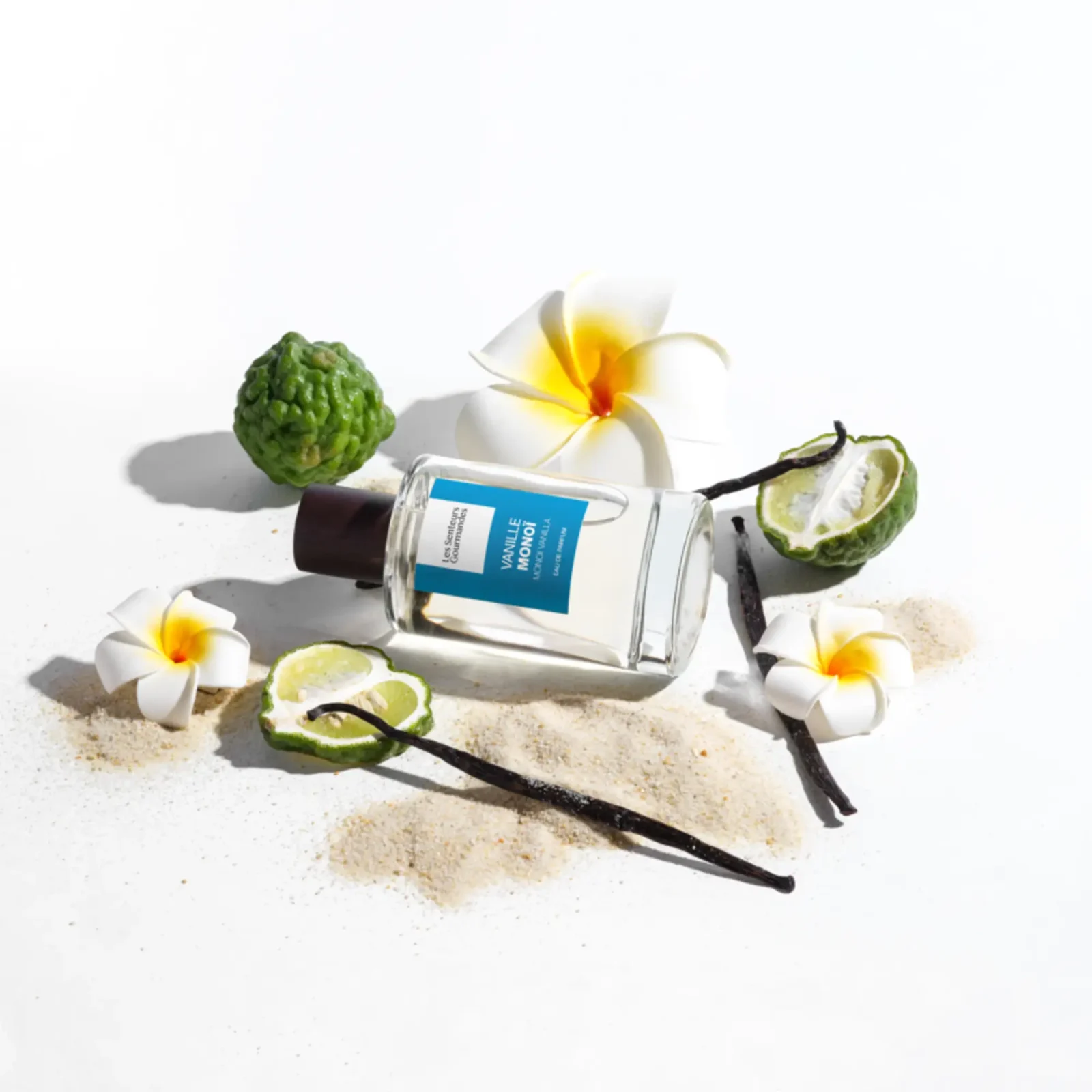 VANILLE MONOÏ, une fragrance qui capture l'essence de l'été. Les notes de tête de bergamote et de petit grain offrent une ouverture vivifiante, évoquant les journées ensoleillées. Au cœur, le jasmin, l'ylang-ylang, la rose et les notes solaires créent une harmonie florale et radieuse, imprégnée de la chaleur estivale. En fond le musc et la vanille apportent une profondeur douce et enveloppante, évoquant la sensation du soleil sur votre peau.