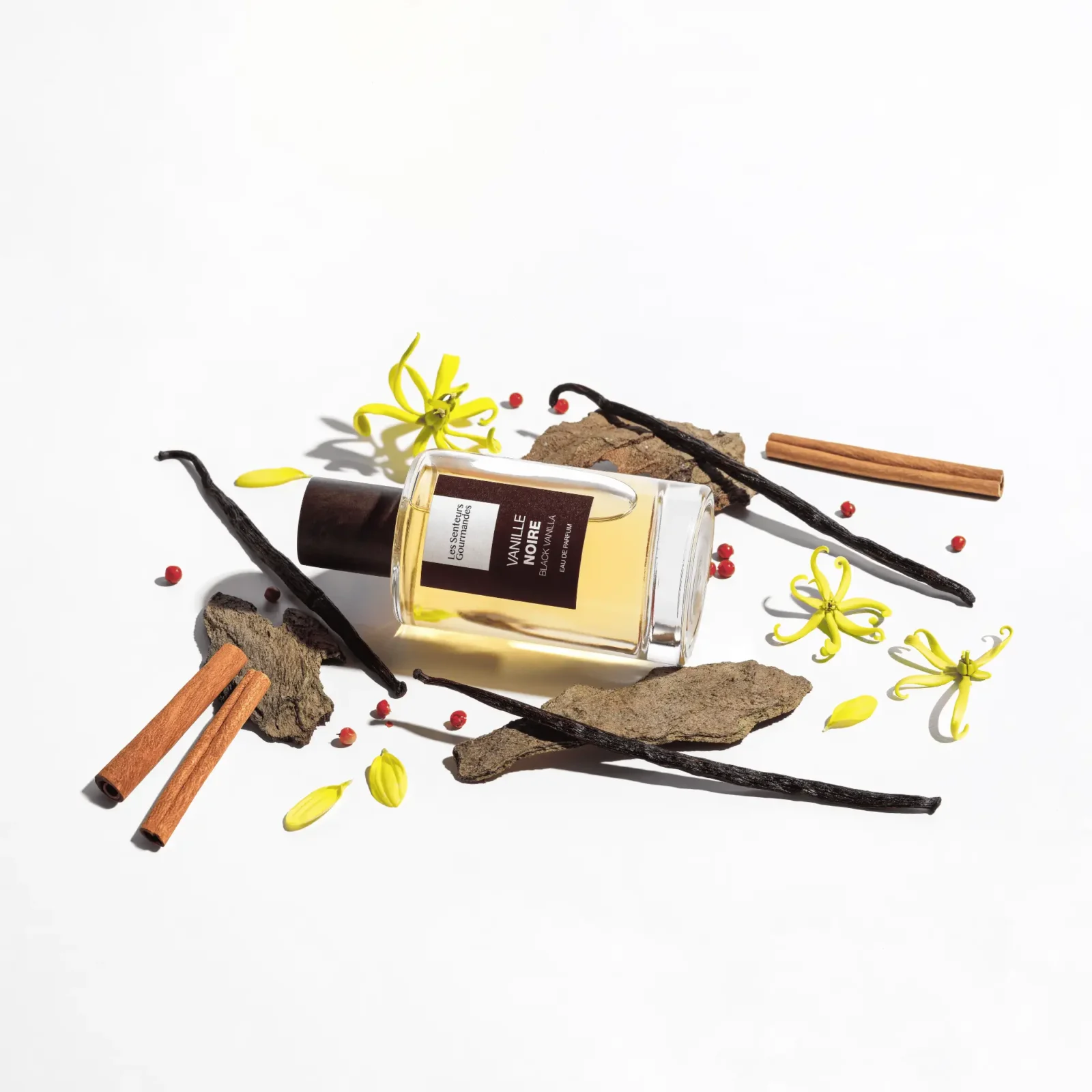 VANILLE NOIRE, un parfum gourmand épicé où l'acidité des agrumes liée au poivre rose est equilibrée par la douceur du muguet, enveloppé dans des notes boisées de cèdre et de vanille.