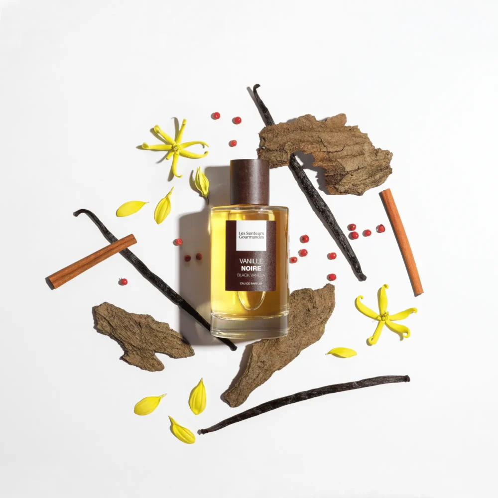 VANILLE NOIRE, un parfum gourmand épicé où l'acidité des agrumes liée au poivre rose est equilibrée par la douceur du muguet, enveloppé dans des notes boisées de cèdre et de vanille.