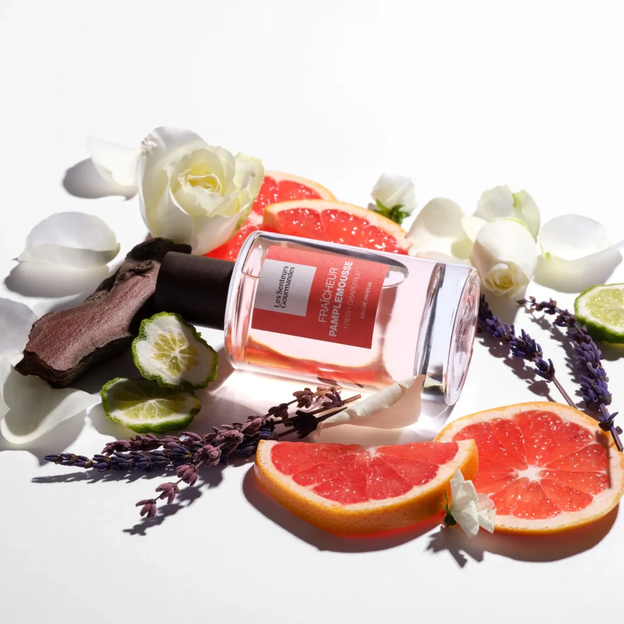 FRAÎCHEUR PAMPLEMOUSSE associe la vivacité pétillante de la bergamote, du pamplemousse et de la lavande à l'élégance subtile de la rose. En fond, le patchouli et le santal apportent une profondeur sensuelle, créant une fragrance fraîche et sophistiquée qui enveloppe d'une aura raffinée.