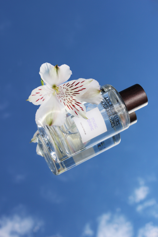 MUSC BLANC : Une Fragrance Fleurie et Musquée qui Capture la Pureté et la Douceur