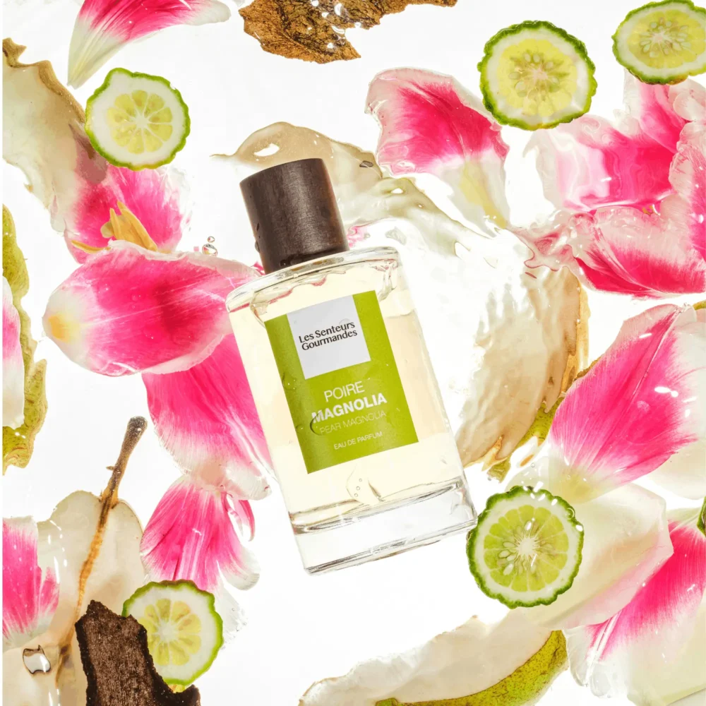 POIRE MAGNOLIA associe la fraîcheur lumineuse de la bergamote à la gourmandise juteuse de la poire, comme une caresse de l’aube sur la peau.