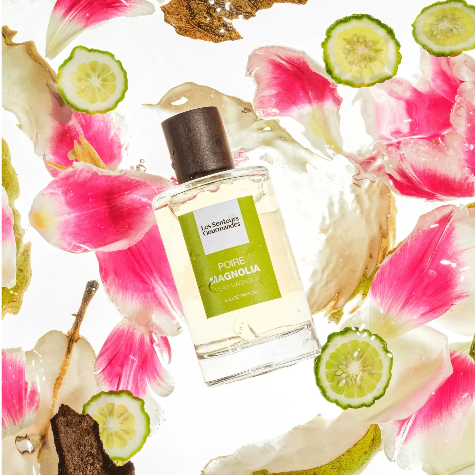 POIRE MAGNOLIA associe la fraîcheur lumineuse de la bergamote à la gourmandise juteuse de la poire, comme une caresse de l’aube sur la peau.