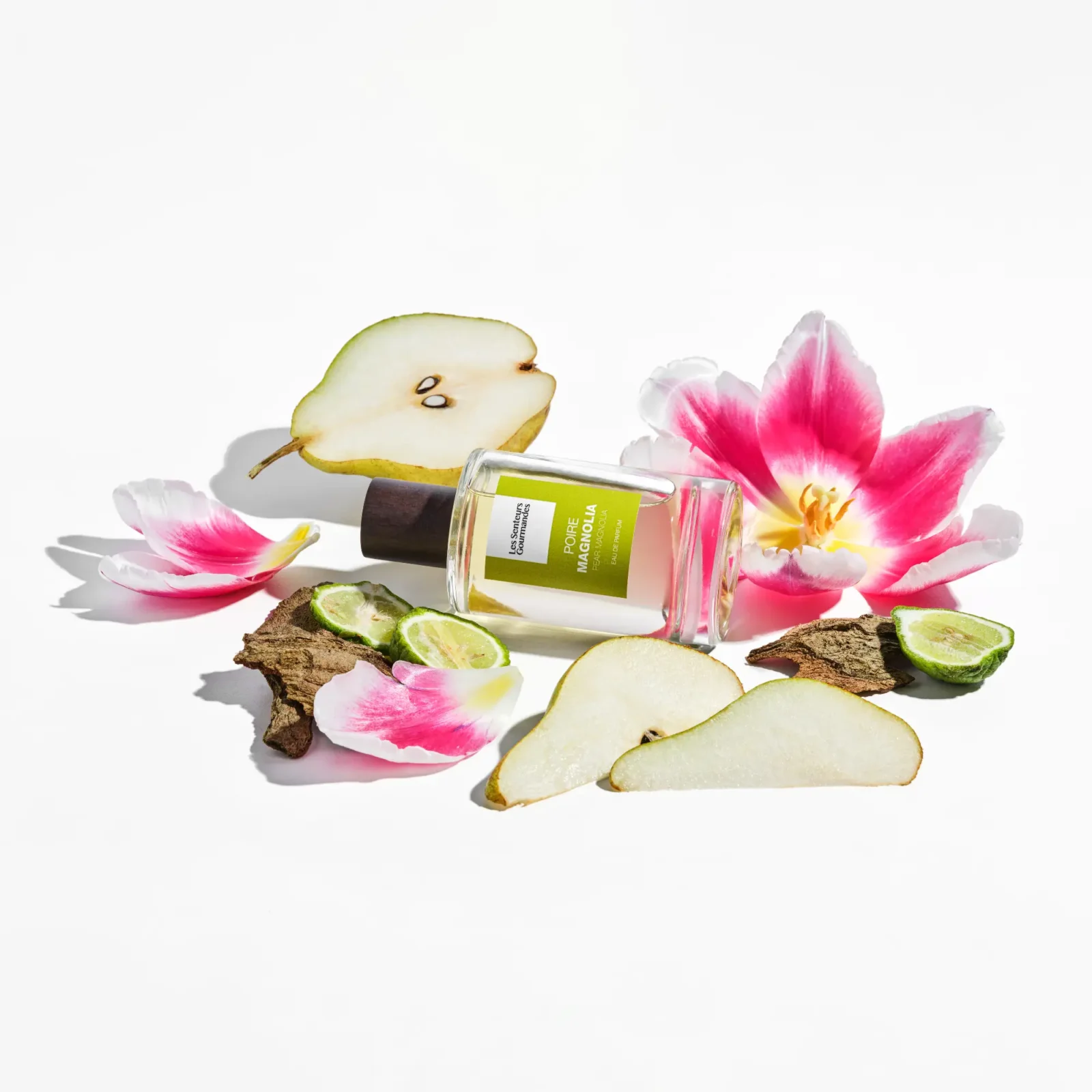 POIRE MAGNOLIA associe la fraîcheur lumineuse de la bergamote à la gourmandise juteuse de la poire, comme une caresse de l’aube sur la peau.