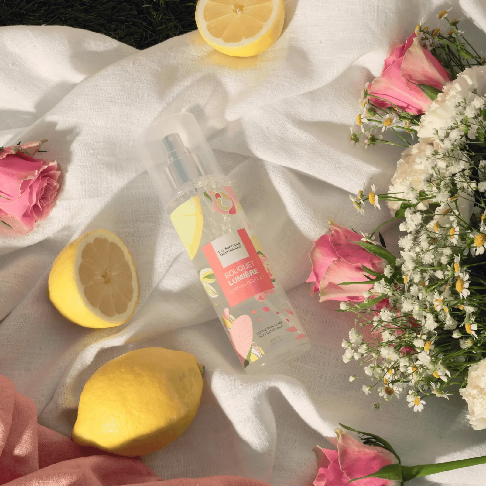 Brume parfumée Bouquet Lumière aux notes florales d’ylang-ylang, rose et muscs blancs