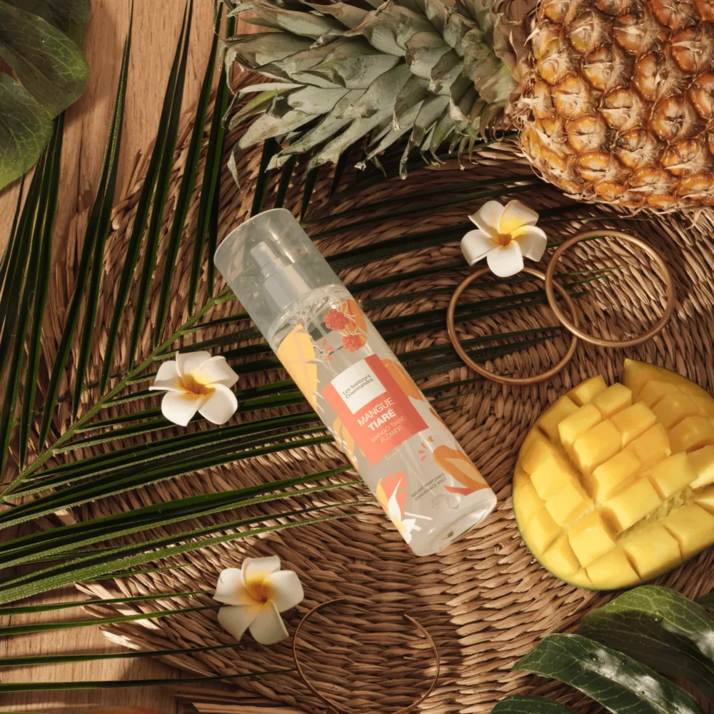 MANGUE TIARÉ s’ouvre sur un accord fruité et rafraîchissant où la pastèque juteuse et la pêche blanche veloutée dévoilent une douceur estivale. En cœur, la mangue gourmande se mêle à la framboise acidulée et à la fleur de tiaré pour créer un bouquet exotique et solaire. En fond, le cèdre, le cristal de mousse et les muscs blancs prolongent le sillage avec une sensualité douce et enveloppante. Une brume parfumée sans alcool, exotique et ensoleillée, à vaporiser sans modération sur le corps et les cheveux.