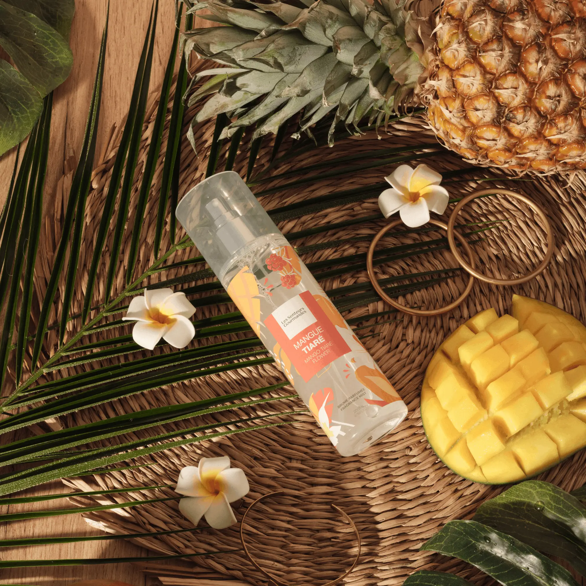 MANGUE TIARÉ s’ouvre sur un accord fruité et rafraîchissant où la pastèque juteuse et la pêche blanche veloutée dévoilent une douceur estivale. En cœur, la mangue gourmande se mêle à la framboise acidulée et à la fleur de tiaré pour créer un bouquet exotique et solaire. En fond, le cèdre, le cristal de mousse et les muscs blancs prolongent le sillage avec une sensualité douce et enveloppante. Une brume parfumée sans alcool, exotique et ensoleillée, à vaporiser sans modération sur le corps et les cheveux.