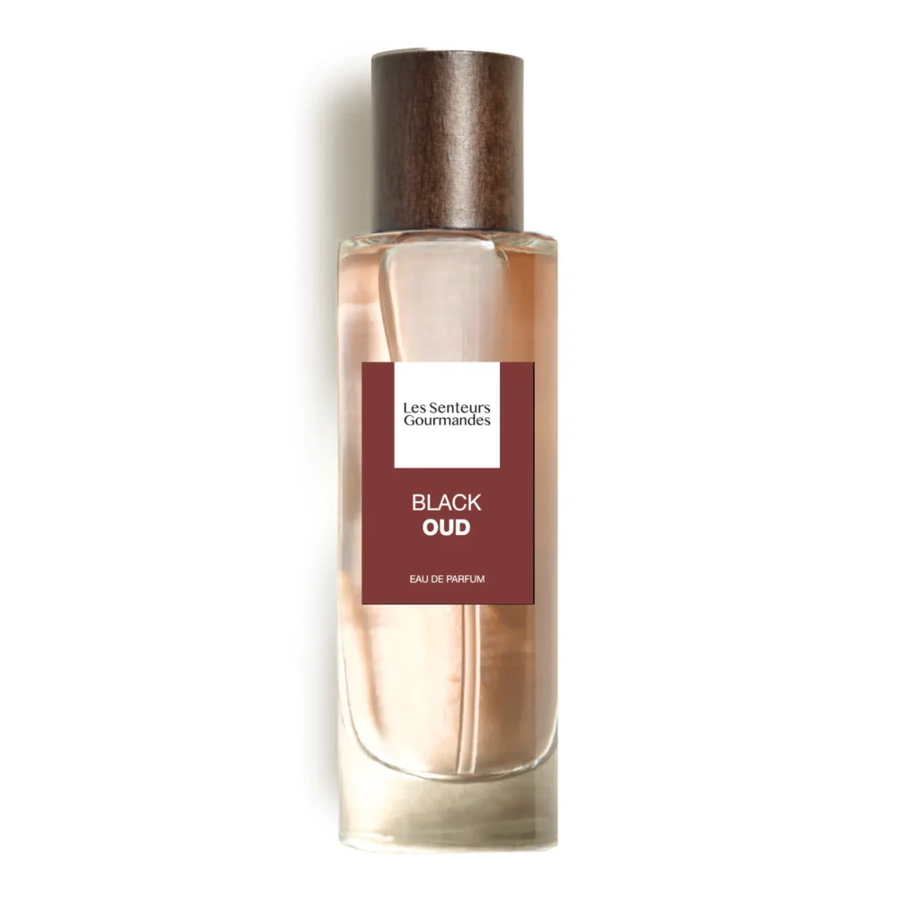 BLACK OUD, un parfum boisé épicé où l'encens intense et le pamplemousse éclatant fusionnent avec la chaleur du santal, du musc et du vétiver.