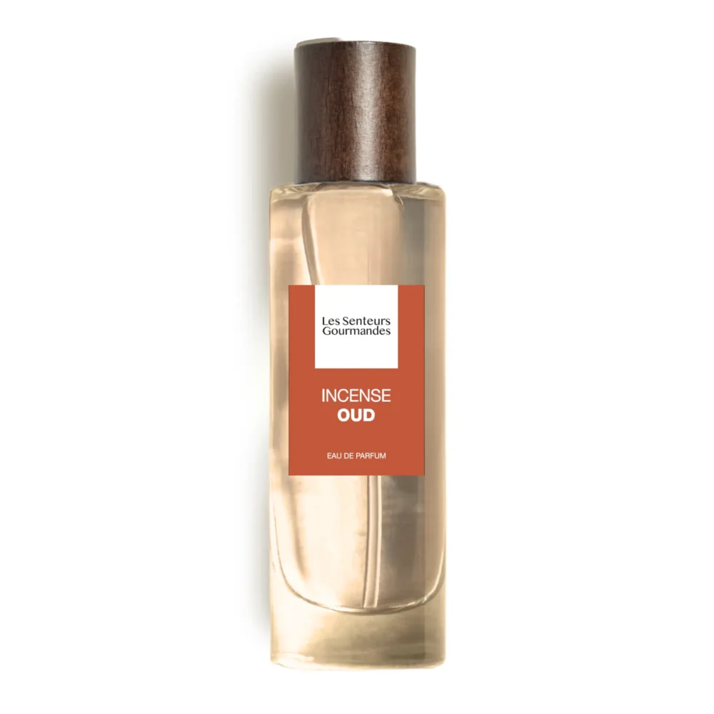 INCENSE OUD, un parfum boisé cuiré qui marie avec élégance la fumée envoûtante de l'encens à la noblesse des bois, révélant la puissance du cuir et de l'oud.
