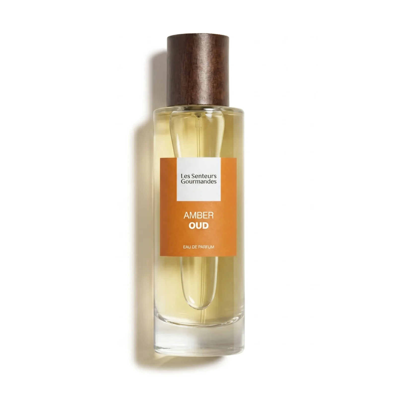 Flacon 30ml d'Eau de Parfum Amber Oud de la marque Les Senteurs Gourmandes, bouteille transparente en verre avec bouchon cylindrique en bois foncé et étiquette orange.