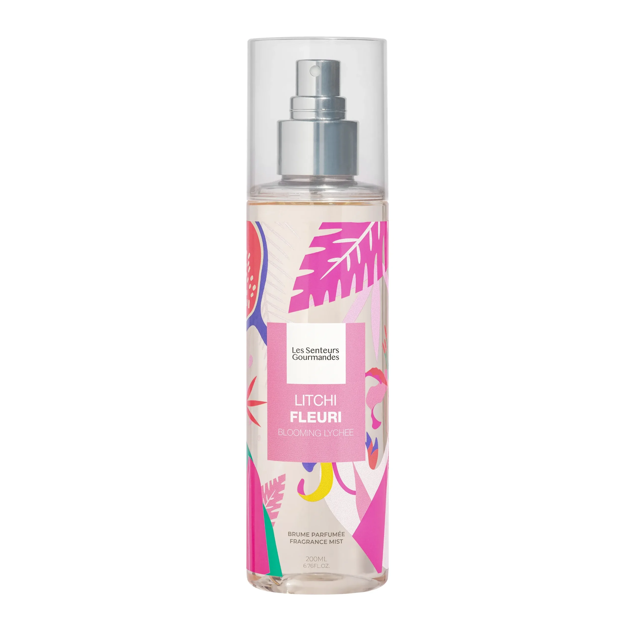 Flacon transparent de Brume Parfumée Litchi Fleuri de la marque Les Senteurs Gourmandes, format 200ml avec spray argenté et illustrations exotiques de fruits et de feuilles tropicales dans les tons roses, violets et jaunes.