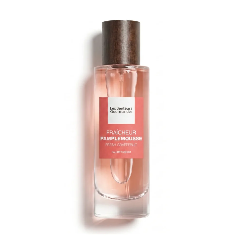 Flacon 30ml d'Eau de Parfum Fraîcheur Pamplemousse de la marque Les Senteurs Gourmandes, petite bouteille en verre transparent avec bouchon cylindrique en bois foncé et étiquette rose corail.