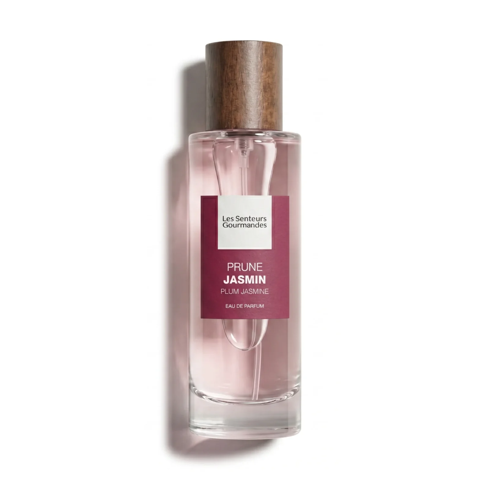 Flacon 30ml d'Eau de Parfum Prune Jasmin de la marque Les Senteurs Gourmandes, petite bouteille en verre transparent laissant transparaître un jus légèrement rosé, avec son bouchon cylindrique en bois foncé et une étiquette pourpre prune au centre.