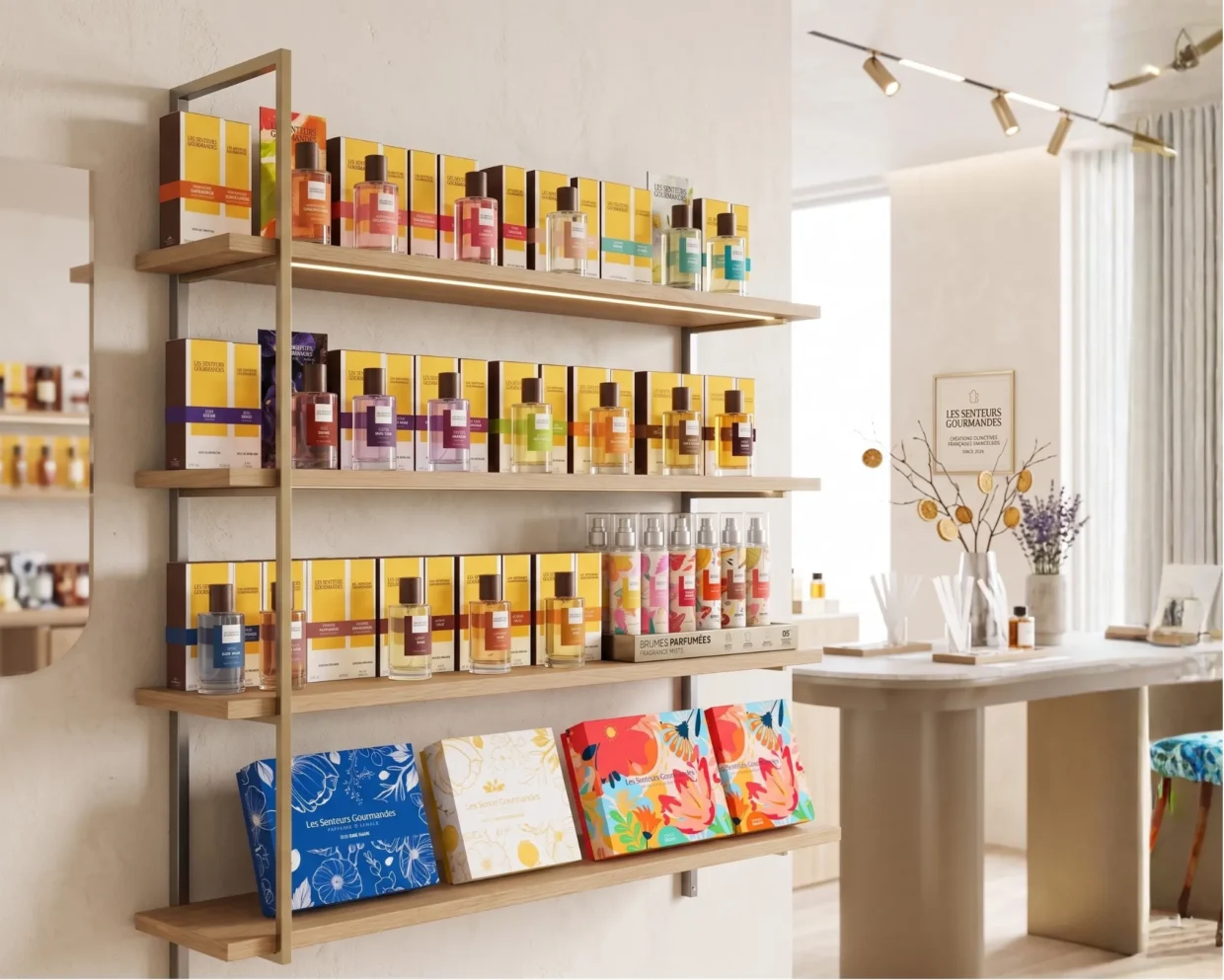 Présentoir de parfums Les Senteurs Gourmandes dans une boutique de parfumerie