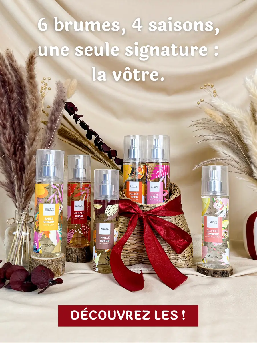 banniere-lcp Six brumes parfumées sans alcool Les Senteurs Gourmandes disposées avec des fleurs séchées et un nœud en velours rouge, collection 4 saisons